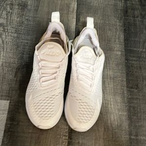 White Air Max 270 - lightly worn- good condition- Big Kids 5.5